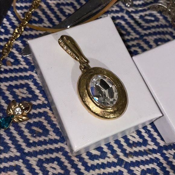 Vintage gold oval pendant, crystal 💎 center stone - Picture 12 of 16